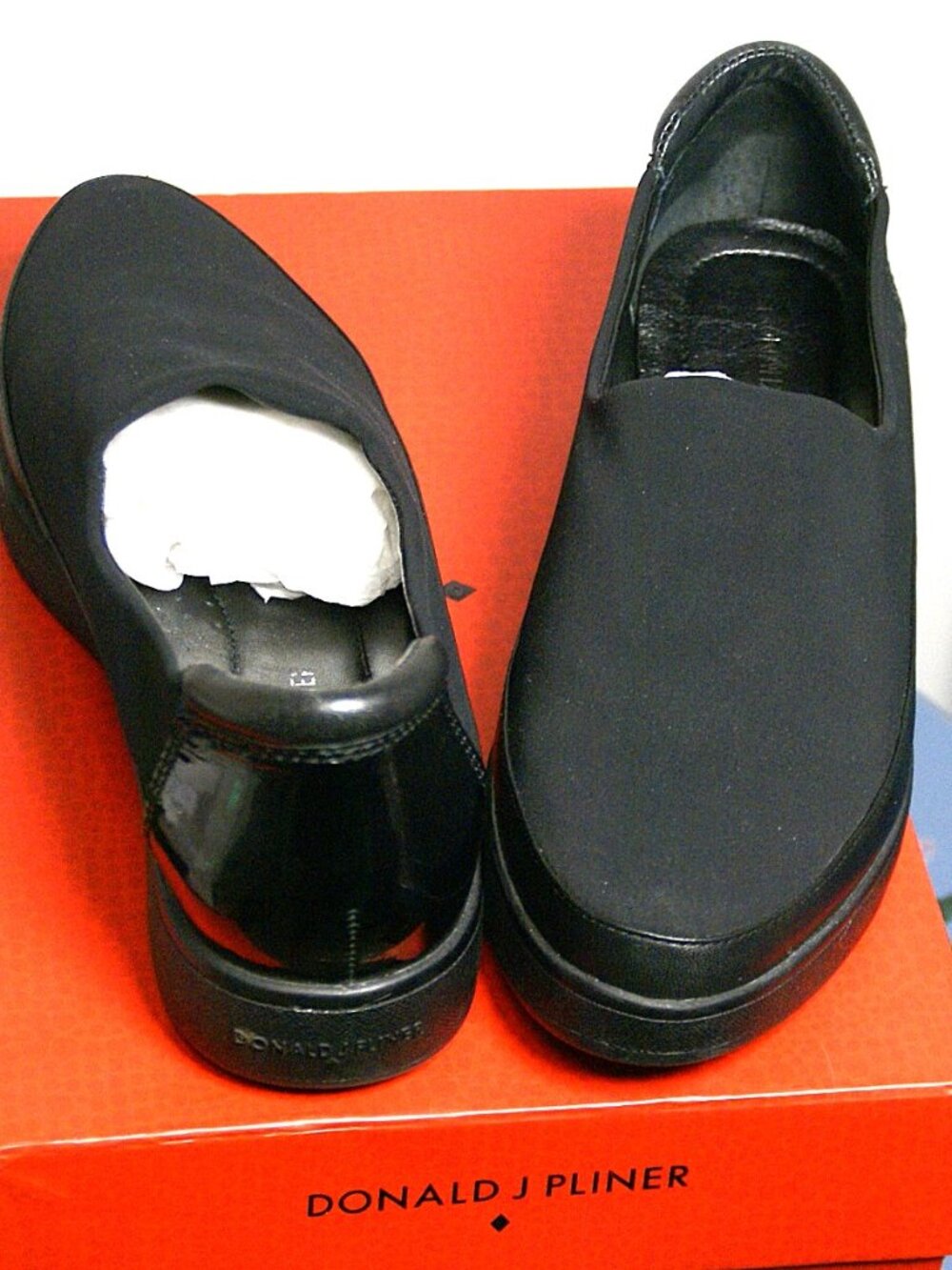 Donald J Pliner Black Loafer - Size D (sku: 1010)
